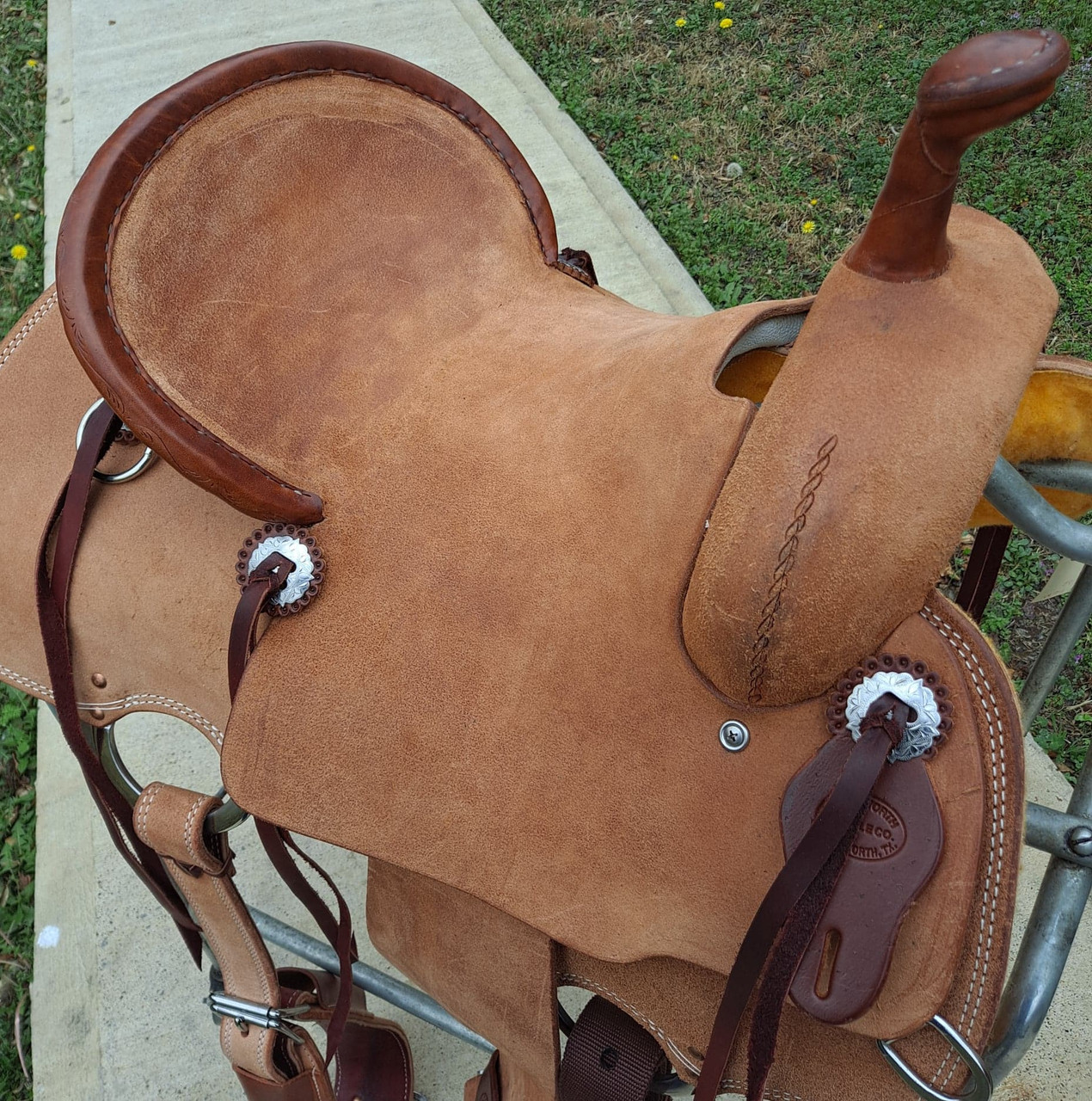 New Cheyenne j2 Stock Saddle by Fort Worth Saddle Co with 14 inch seat. Premium leather in light oil roughout. Secure pencil roll seat. Gullet size is 8 inch, weight is 30lbs, and skirt is 25 inch. Made in USA. Limited lifetime warranty.

S1247