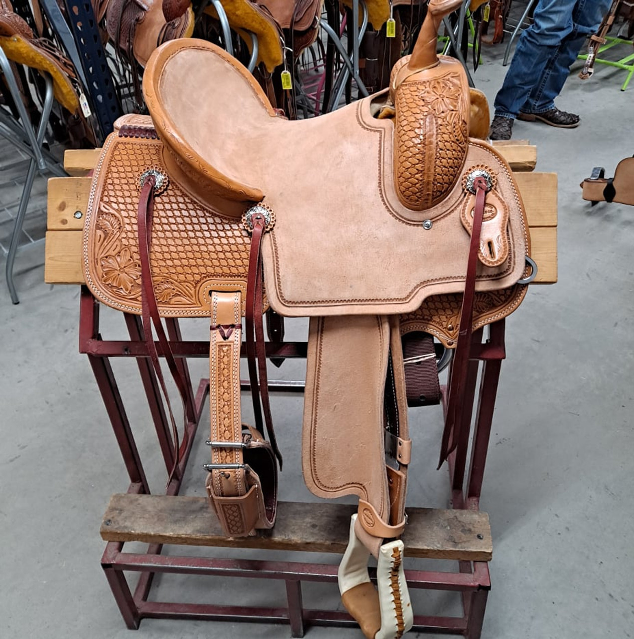 New Jackson Stock Saddle by Fort Worth Saddle Co with 13.5 inch seat. Hermann Oak leather. 6 gear strings. Roughoutwith barbwire and floral border tooling. Secure pencil roll seat. Gullet size is 7.5 inch, weight is 26lbs, and skirt is 26 inch. Made in USA. Limited lifetime warranty.

S1438