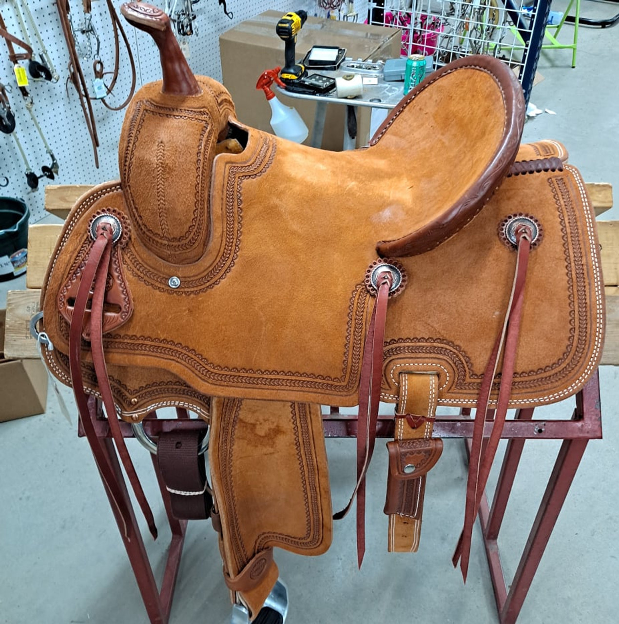 New Jackson Stock Saddle by Fort Worth Saddle Co with 13.5 inch seat. Hermann Oak leather. 6 gear strings. Rust colored roughout with border tool. Secure pencil roll seat. Gullet size is 8 inch, weight is 28lbs, and skirt is 26 inch. Made in USA. Limited lifetime warranty.

S1439