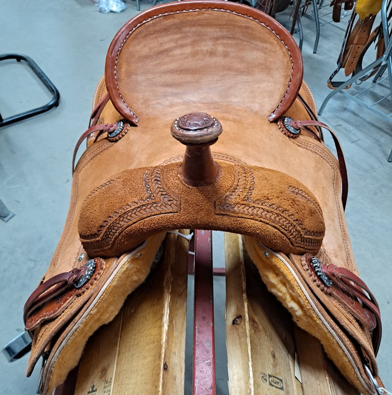 New Jackson Stock Saddle by Fort Worth Saddle Co with 15 inch seat. Handsome rust colored roughout Hermann Oak leather. Gullet size is 8 inch, weight is 28lbs, and skirt is 27 inch. Made in USA. Limited lifetime warranty.

S1443