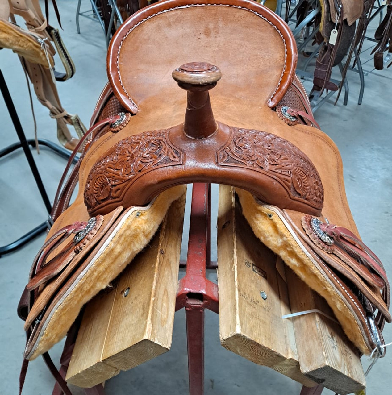 New Jackson Stock Saddle by Fort Worth Saddle Co with 15 inch seat. Sorrel Hermann Oak leather. Roughout contact points. Gullet size is 8 inch, weight is 28lbs, and skirt is 26.5 inch. Made in USA. Limited lifetime warranty.

S1446