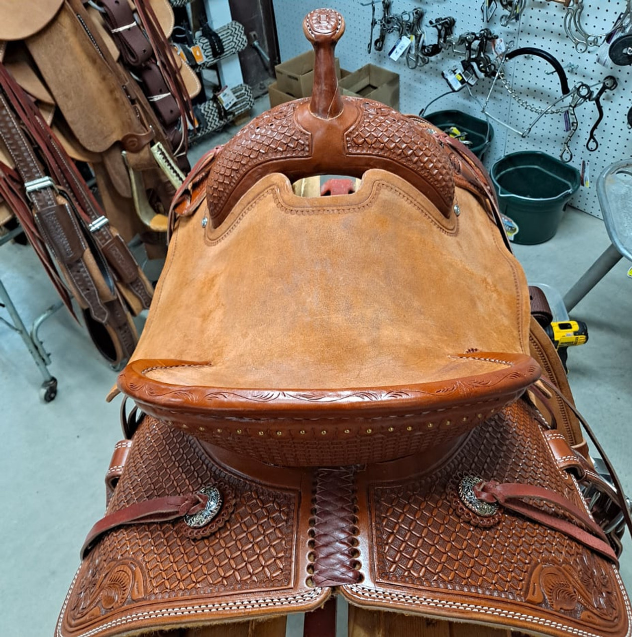 New Jackson Stock Saddle by Fort Worth Saddle Co with 15 inch seat. Sorrel Hermann Oak leather. Roughout contact points. Gullet size is 8 inch, weight is 28lbs, and skirt is 26.5 inch. Made in USA. Limited lifetime warranty.

S1446