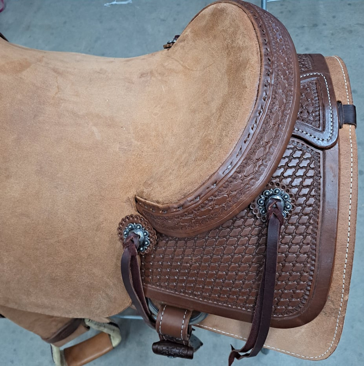 New Cutting Saddle by Fort Worth Saddle Co with 16 inch seat. Hermann Oak leather. Roughout contact points and skirt. Hand tooled rear chassis, cantle, and pommel. Gullet size is 7.25 inch, weight is 36lbs, and skirt is 28.5 inch. Made in USA. Limited lifetime warranty.

S1492