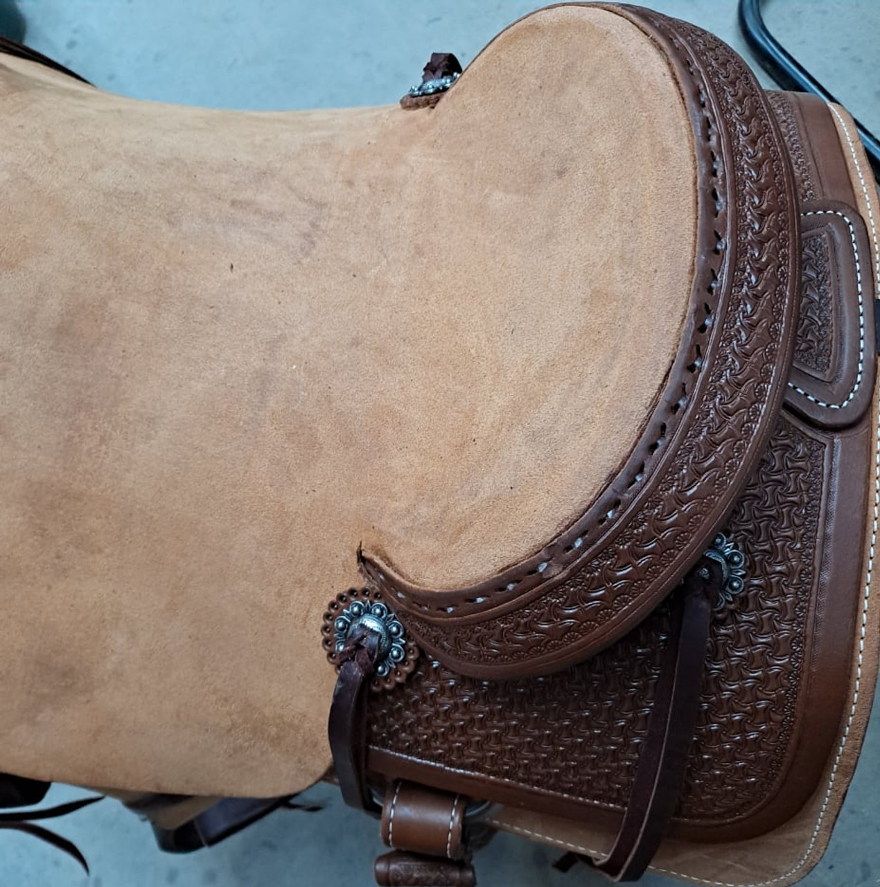 New Cutting Saddle by Fort Worth Saddle Co with 15 inch seat. Hermann Oak leather. Roughout contact points and skirt. Hand tooled rear chassis, cantle, and pommel. Gullet size is 7 inch, weight is 36lbs, and skirt is 27.5 inch. Made in USA. Limited lifetime warranty.

S1496