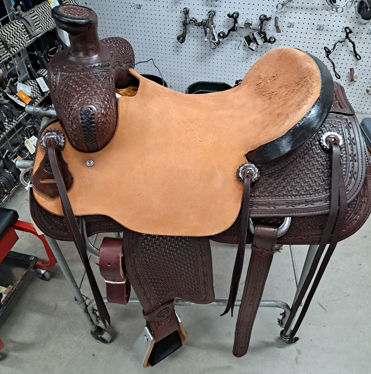 New Ranch Saddle by Fort Worth Saddle Co with 16 inch seat. Arizona Roper tree with oversized post. Dark brown with black accents. Gullet size is 7.5 inch, weight is 36lbs, and skirt is 28 inch. Made in USA. Limited lifetime warranty.

S1514