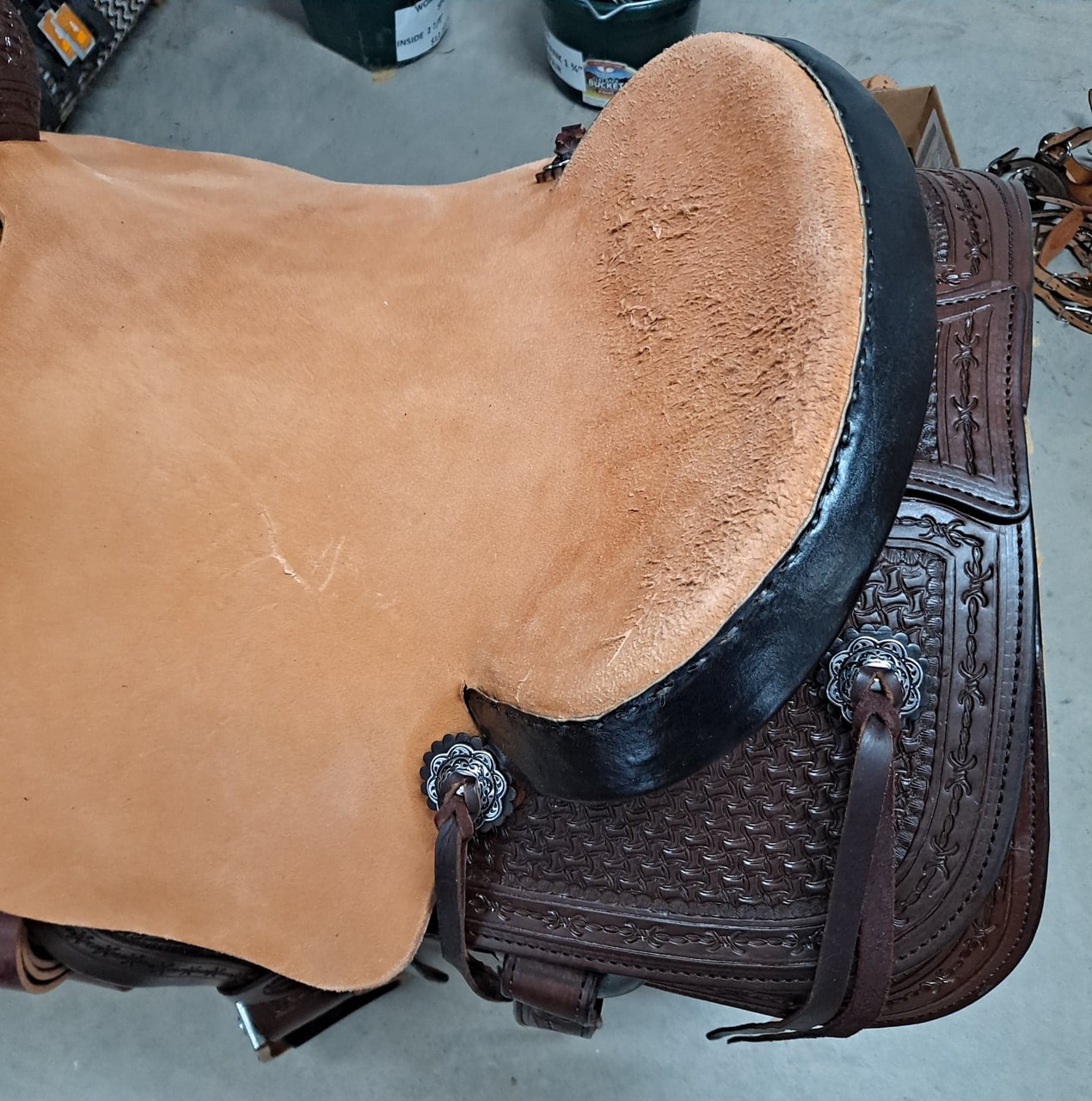 New Ranch Saddle by Fort Worth Saddle Co with 16 inch seat. Arizona Roper tree with oversized post. Dark brown with black accents. Gullet size is 7.5 inch, weight is 36lbs, and skirt is 28 inch. Made in USA. Limited lifetime warranty.

S1514