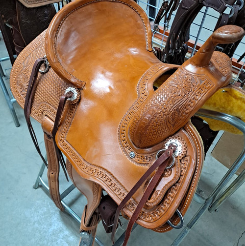 New Stock Saddle in Hermann Oak leather by Fort Worth Saddle Co with 13 inch seat. Pencil roll cantle, saddle strings with added hardware for storing gear. Gullet size is 7 inch, weight is 27lbs, and skirt is 25 inch. Made in USA. Limited lifetime warranty.

S994
