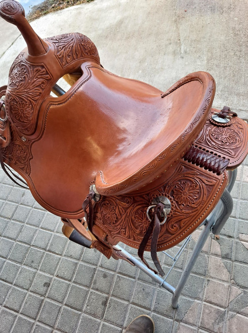 New Stock Saddle by Fort Worth Saddle Co with 14 inch seat. Round skirted lightweight trail saddle with extra rings & snap for hauling gear. Drop rigging on front and high pencil roll cantle for secure ride. Matching billets and flank cinch included. Gullet size is 6.75 inch, weight is 25lbs, and skirt is 23 inch. Made in USA. Limited lifetime warranty.

S995