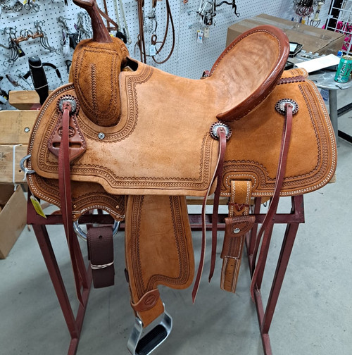 New Jackson Stock Saddle by Fort Worth Saddle Co with 15 inch seat. Handsome rust colored roughout Hermann Oak leather. Gullet size is 8 inch, weight is 28lbs, and skirt is 27 inch. Made in USA. Limited lifetime warranty.

S1443