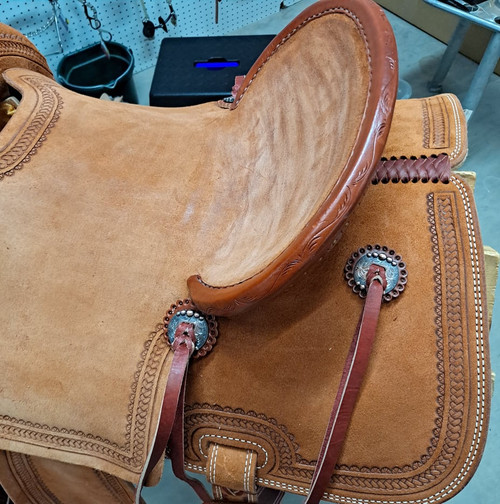 New Jackson Stock Saddle by Fort Worth Saddle Co with 15 inch seat. Handsome rust colored roughout Hermann Oak leather. Gullet size is 8 inch, weight is 28lbs, and skirt is 27 inch. Made in USA. Limited lifetime warranty.

S1443