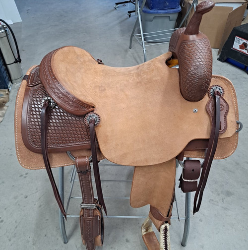 New Cutting Saddle by Fort Worth Saddle Co with 16 inch seat. Hermann Oak leather. Roughout contact points and skirt. Hand tooled rear chassis, cantle, and pommel. Gullet size is 7.25 inch, weight is 36lbs, and skirt is 28.5 inch. Made in USA. Limited lifetime warranty.

S1492