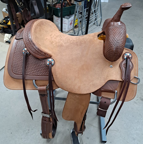 New Cutting Saddle by Fort Worth Saddle Co with 15.5 inch seat. Hermann Oak leather. Roughout contact points and skirt. Hand tooled rear chassis, cantle, and pommel. Gullet size is 7.5 inch, weight is 36lbs, and skirt is 28.5 inch. Made in USA. Limited lifetime warranty.

S1493