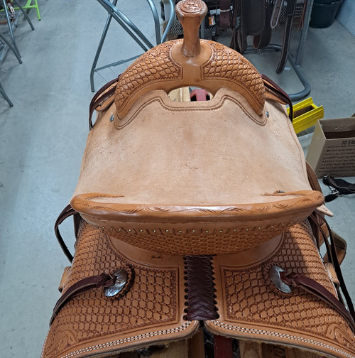 New All Around Saddle by Fort Worth Saddle Co with 14 inch seat. Hermann Oak leather in light oil finish. Roughout contact points. 6 strings. Gullet size is 7.75 inch, weight is 27lbs, and skirt is 26 inch. Made in USA. Limited lifetime warranty.

S1536