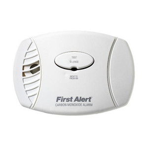 BRK Electronics First Alert BRK CO605B Plug In Carbon Monoxide Alarm with Battery Backup 