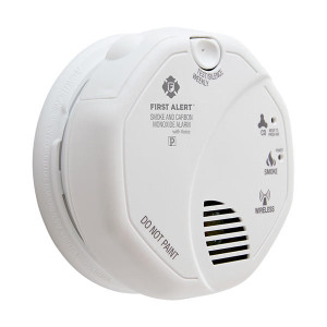 BRK Electronics First Alert BRK SCO500B Wireless Interconnect Battery Powered Combination Smoke & CO Alarm with Voice 