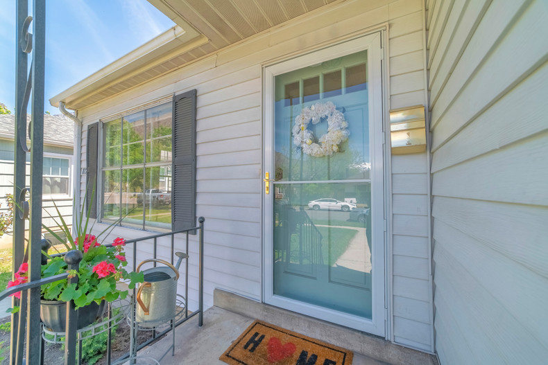 Signs It’s Time To Replace Your Mobile Home Storm Door