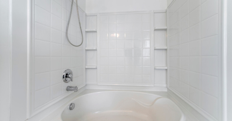 Choosing the Right Color for a Bath Wall Surround