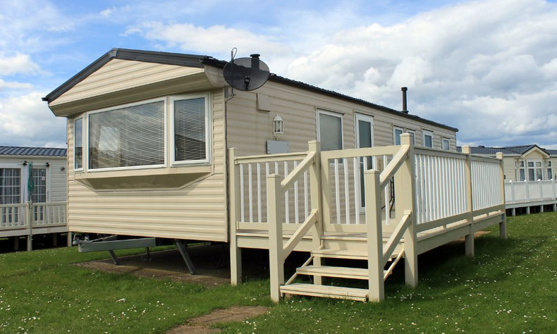 Buyer’s Guide: Aluminum vs. Vinyl Windows in Mobile Homes