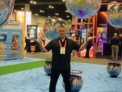 Display Jay's floating helium balls courtesy of HarveyandJohn.com on the floor at the Tampa Convention Center, Exhibitor Live 2026.