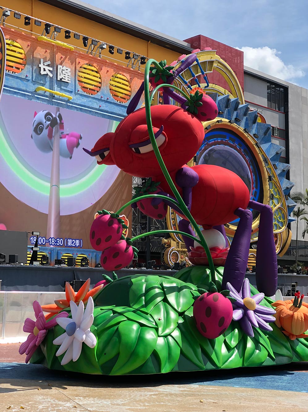 09-chimelong-group-cold-air-parade-inflatable-ant.jpg