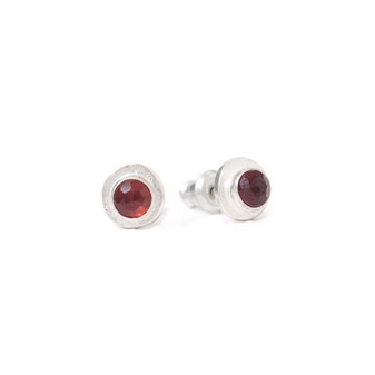 1/4" 925 sterling silver round hammered stud earrings mozambique garnet