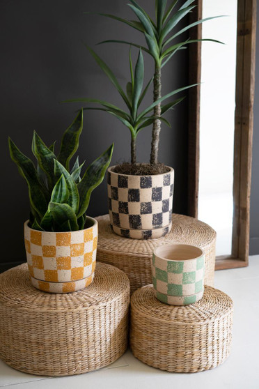 Set Of Three Checkered Clay Planters With Trays (H4427)