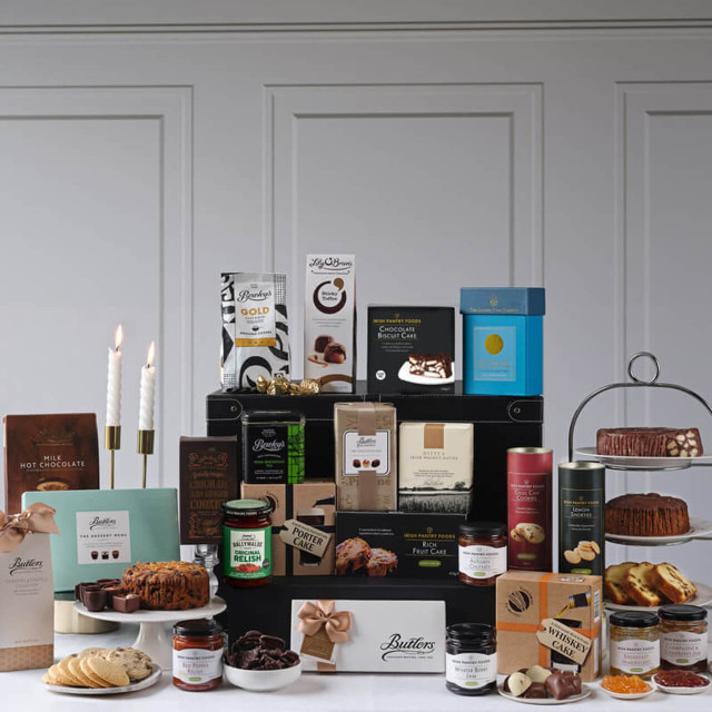 The Irish Banquet Hamper featuring Christmas pudding, mince pies, rich fruit cake, Bewley’s coffee, Barry’s Tea, gourmet biscuits, preserves, luxury chocolates, and festive treats beautifully arranged with holiday decorations – available at GiftsDirect.com