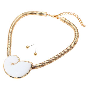 Seaside Luxe Chunky Coastal Shell Pedant Accent Snake Chain Statement Necklace - Gold
