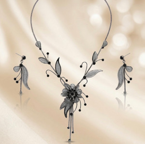 Prism Petal Crystal Rhinestone Metal Mesh Flower Necklace - Black