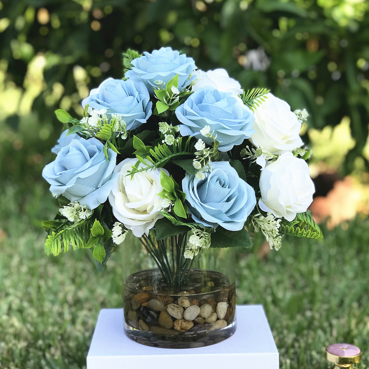 18 Heads Rose Flower Arrangement in Clear Glass Vase with River Rock(Cream Blue)