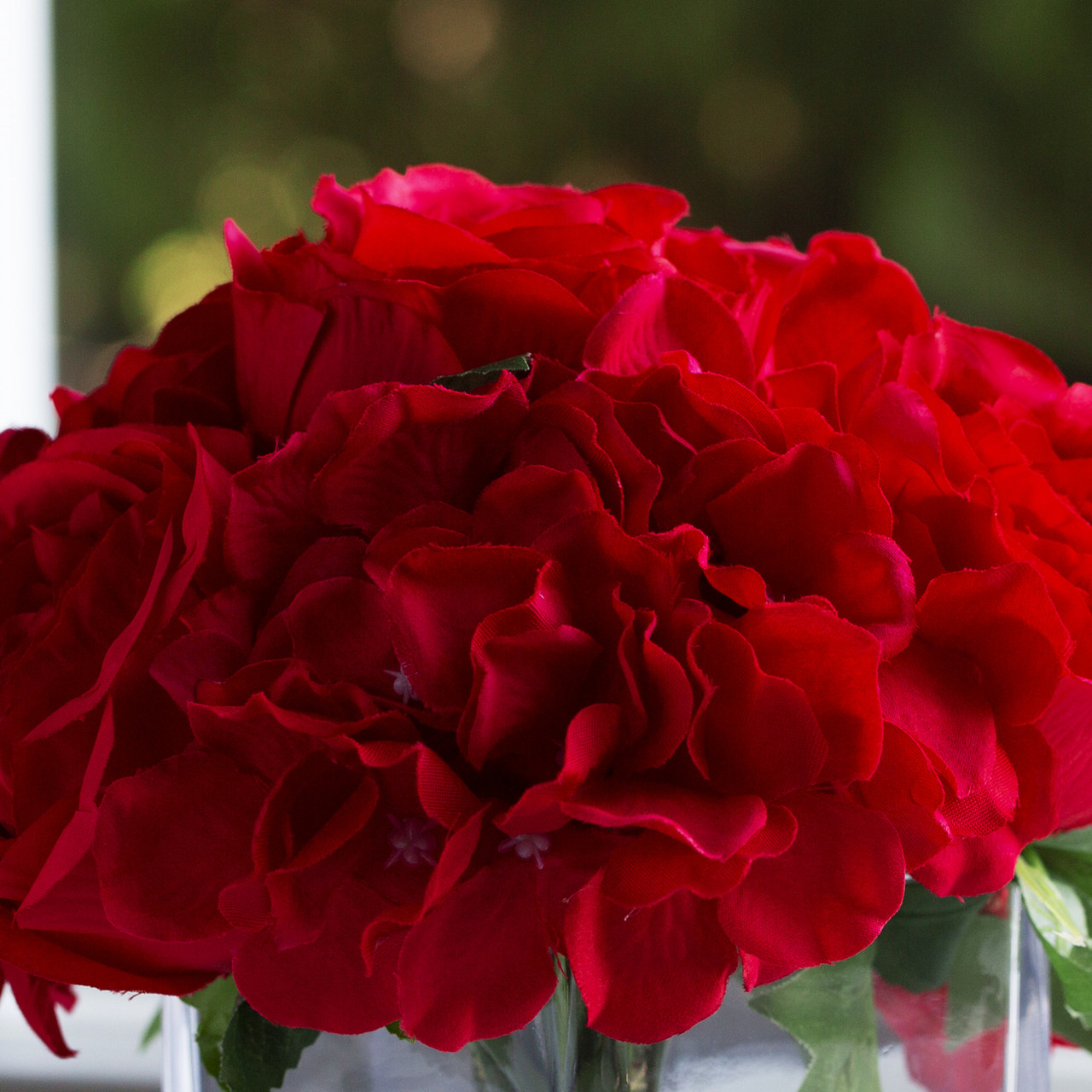 Mixed Artificial Silk Rose and Hydrangea Flowers in Clear Glass Vase With Faux Water(Red)