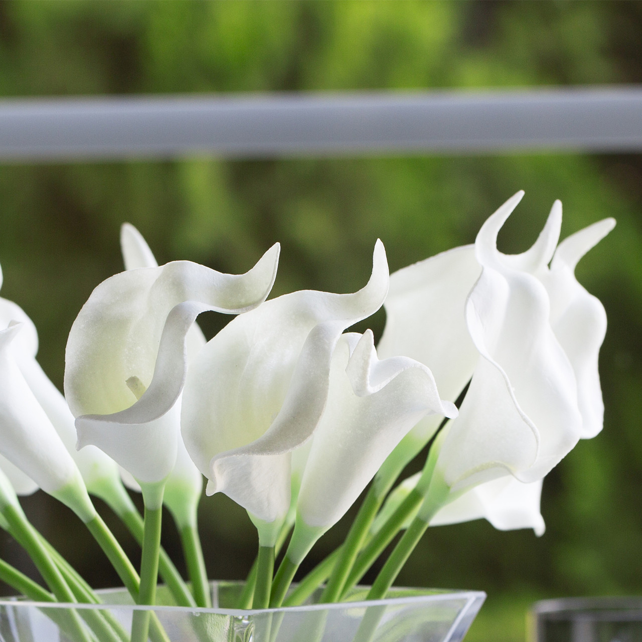 18 Heads Artificial Real Touch Lily Arrangement in Clear Glass Vase (White)