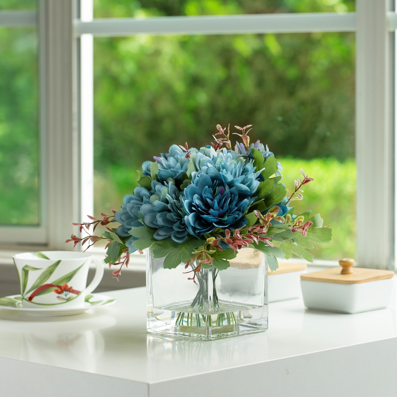 Mixed Daisy Flower Arrangement in Glass Vase with Acrylic Water