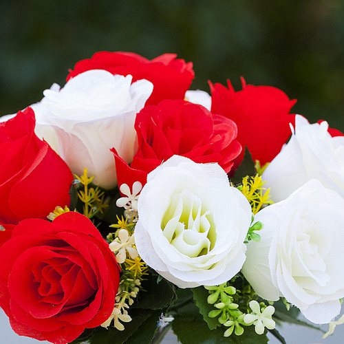 18 Heads Silk Roses Flower Arrangement in Clear Glass Vase With Faux Water(Cream Red)