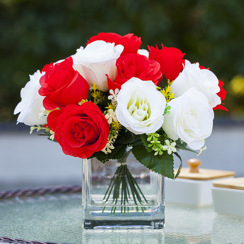 18 Heads Silk Roses Flower Arrangement in Clear Glass Vase With Faux Water(Cream Red)