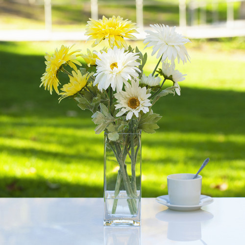 Artificial Silk Daisy Flower Arrangement in Clear Glass Vase