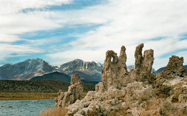 tufas-with-mountains600pxl-wm-in-back-mono-lake-4x300-87750011.jpg