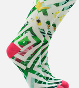 gros plan sur les chaussettes de pantalon imprimées en bambou pour femmes avec notre motif corail floral géo