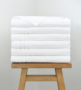 6 lençóis de banho em um banquinho