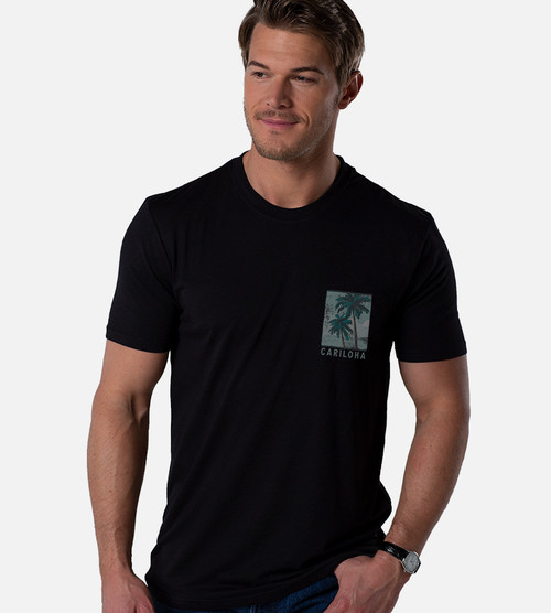 Vorderansicht des Modells mit T-Shirt mit Rundhalsausschnitt und Grafik „Bon Voyage“ auf der linken Brust