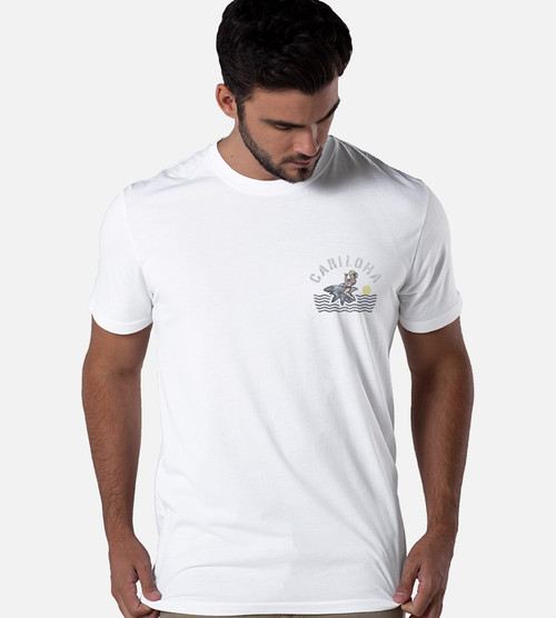 Vorderansicht des Models mit Shark Surf Club T-Shirt mit Grafik auf der linken Brust