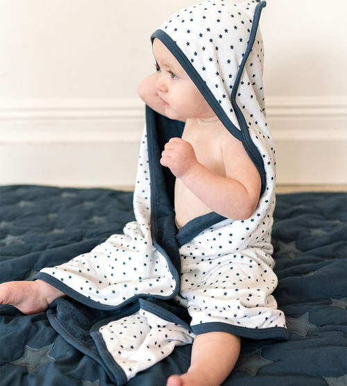 bebê enrolado em toalha de estrelas