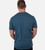 Rückansicht des Models mit blauem Bermuda-T-Shirt mit V-Ausschnitt