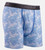 vista frontal de boxers com estampa de onda azul claro