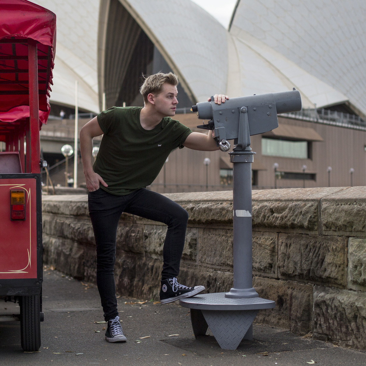 Telling Tales : 40 Fabulous Years of Floats, Fun, Fantasy and Fortitude 