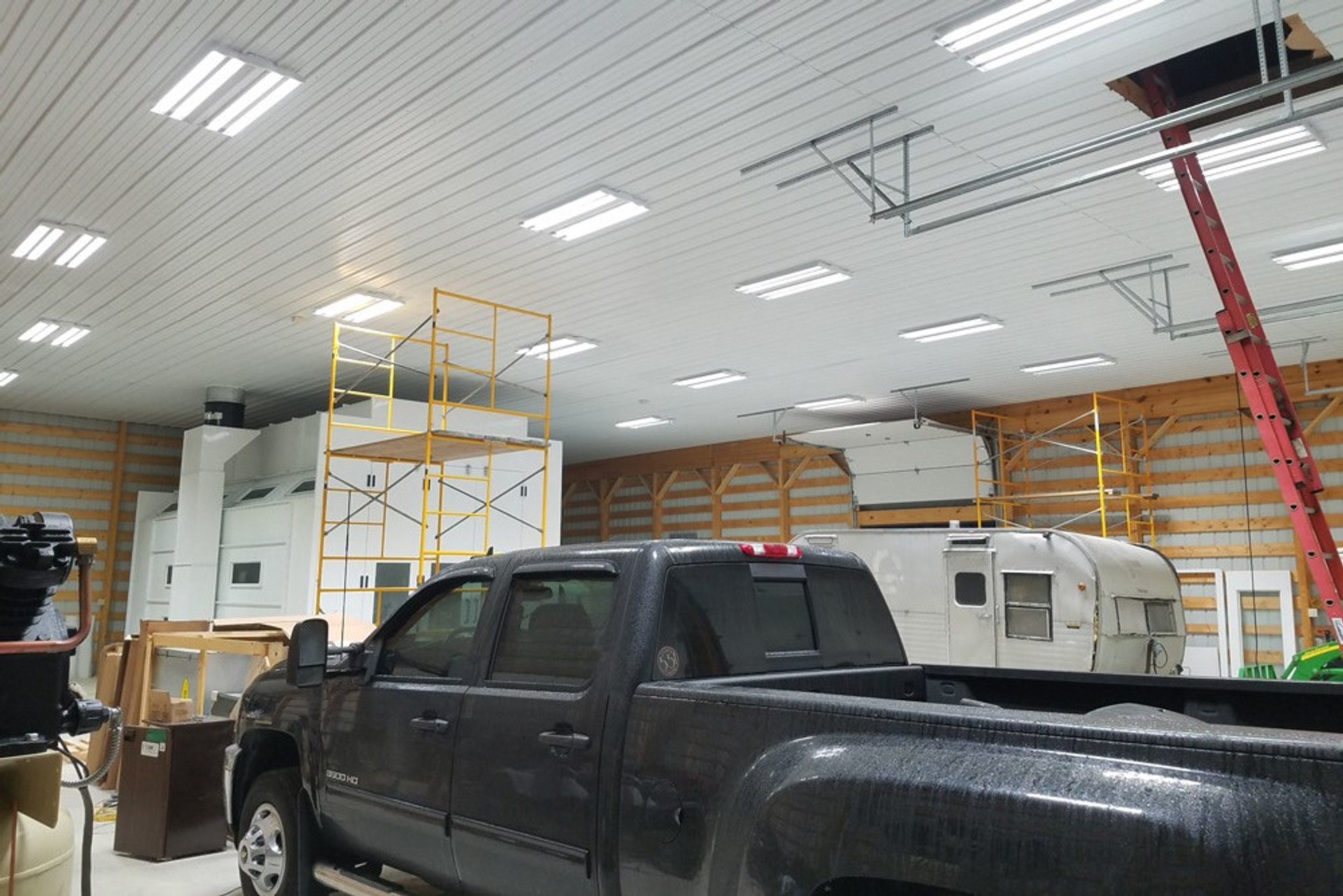 LINEAR LED HIGH BAYS FOR SUPERIOR PERFORMANCE AND EFFICIENCY