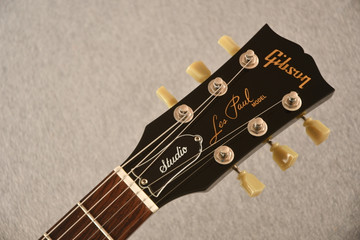 2008 Gibson Les Paul Studio - Fireburst #033080689