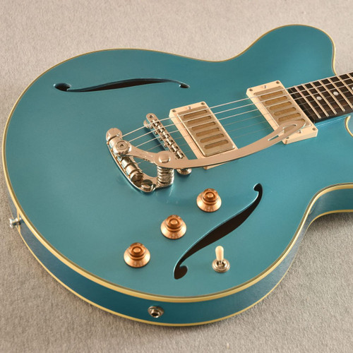 Eastman Romeo LA Hollowbody Archtop Electric Guitar – Blue, Seymour Duncan P-90 - View 2