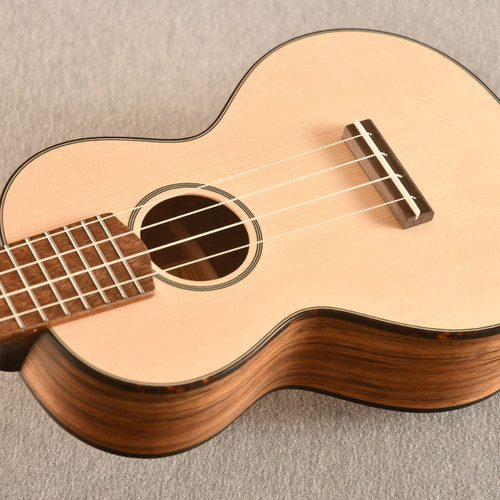 Eastman EU2C Concert Ukulele – Solid Sitka Spruce Top, Ovangkol Back & Sides - View 4