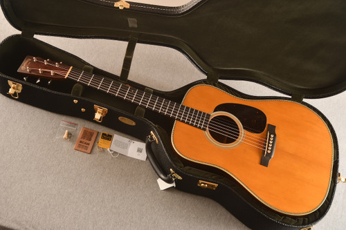 Martin D-28 Authentic 1937 VTS Aged Adirondack #2899294 - Case